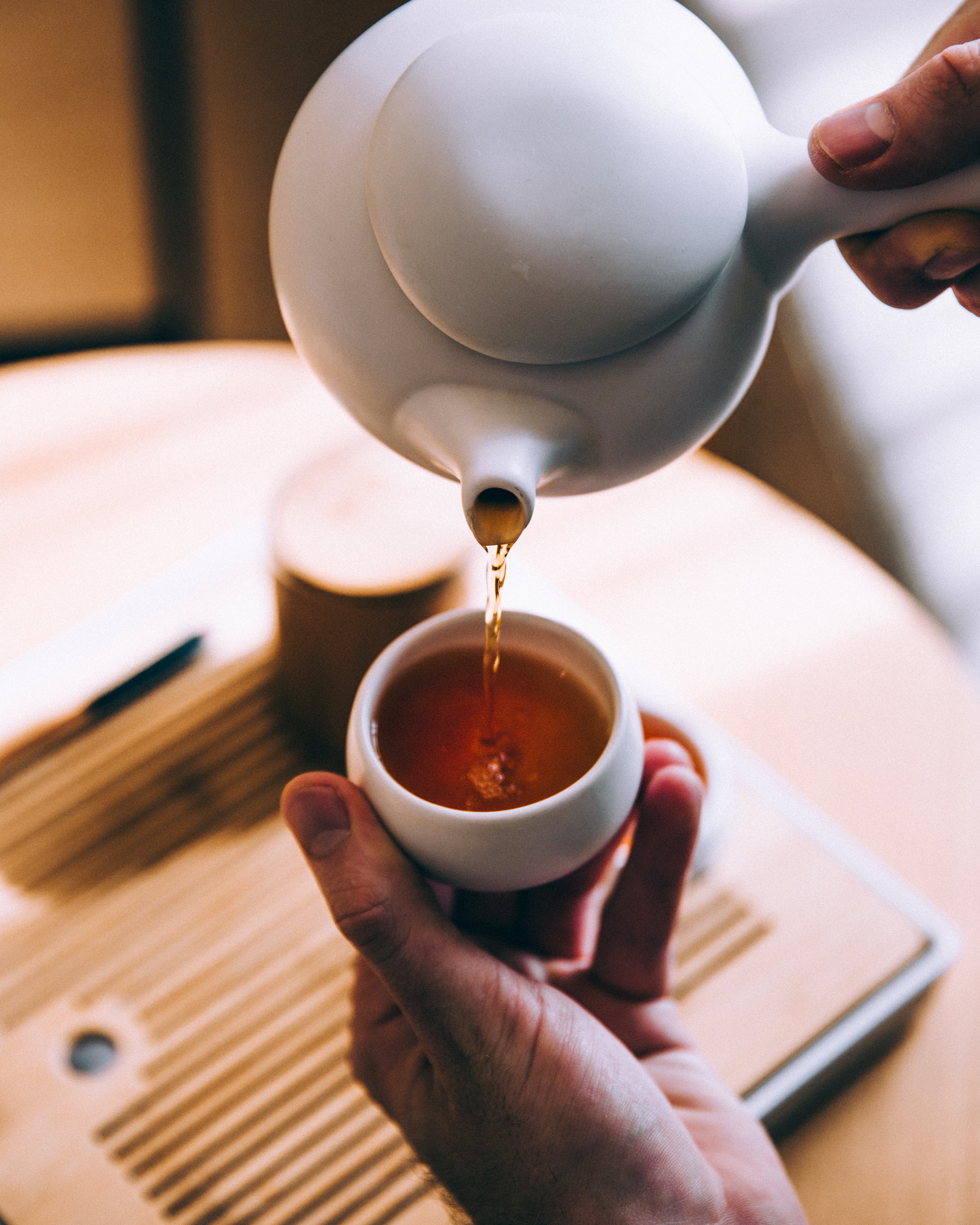pouring-tea-link-to-white-tea-scent